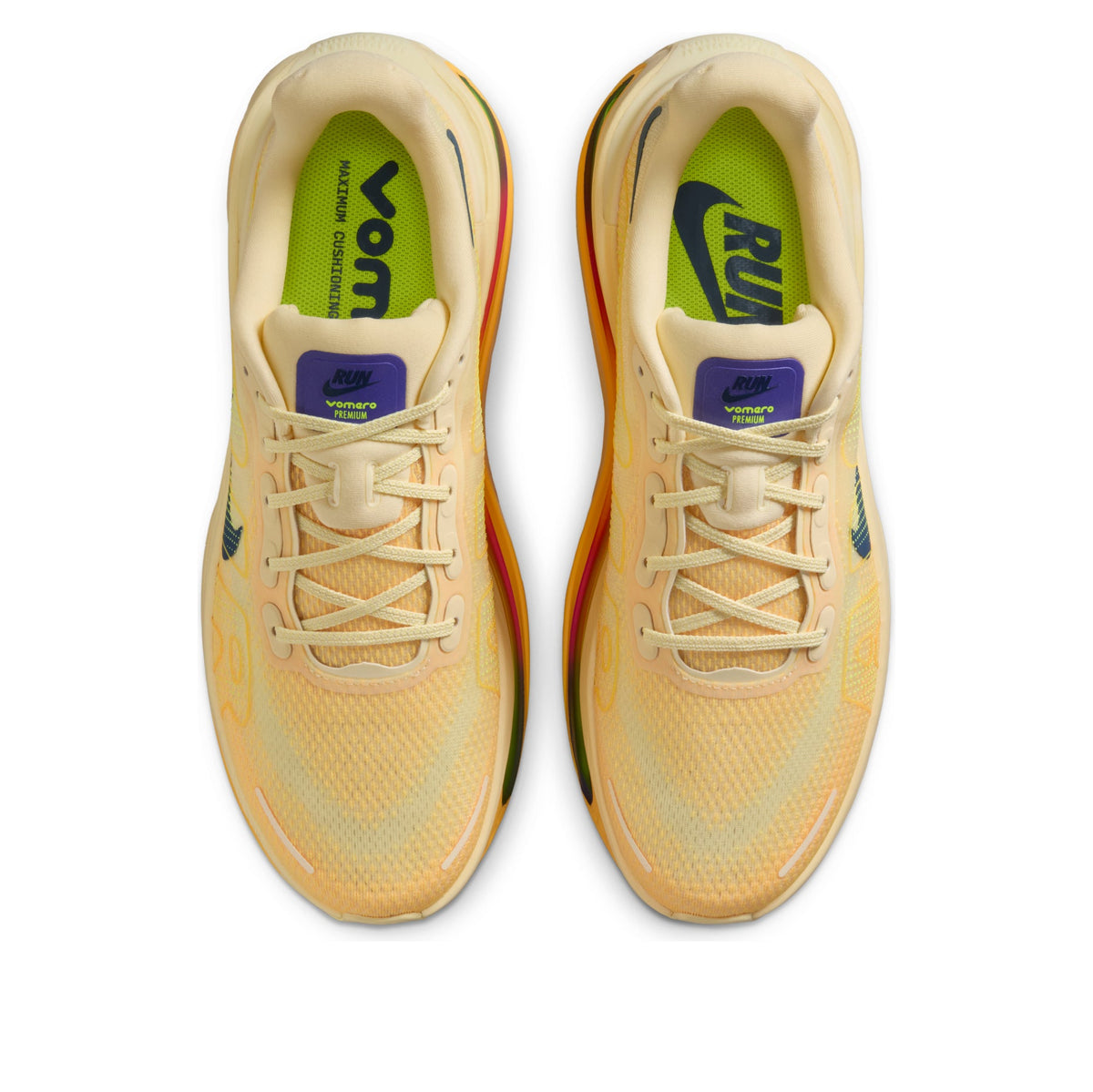 Nike Vomero Premium Alabaster, bovenaanzicht paar samen met paarse tonguetabs en groene binnenzool