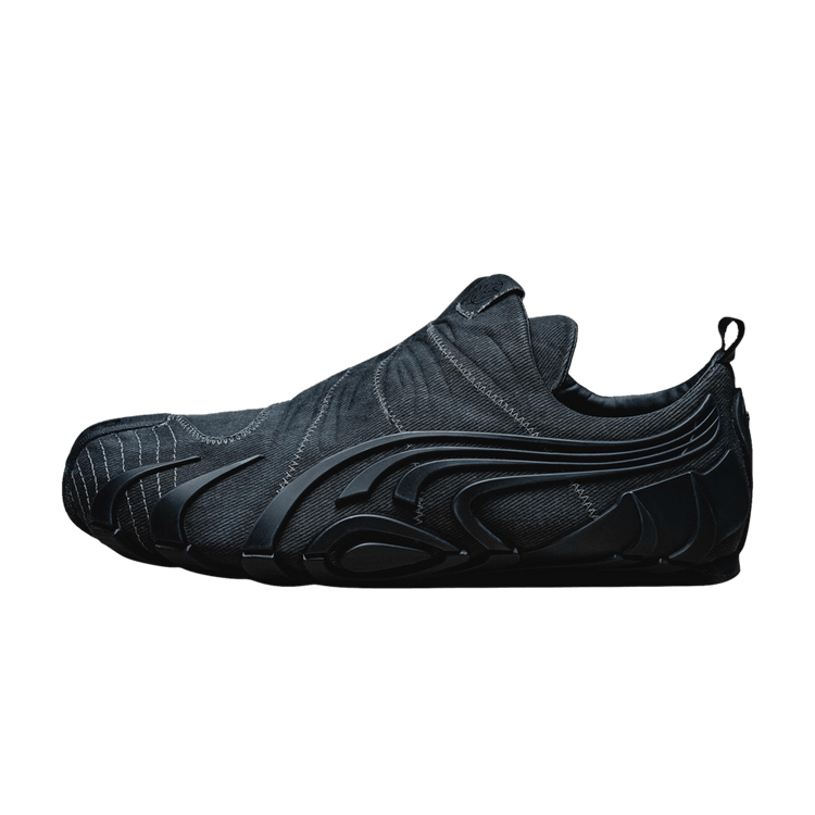 Puma Talon OG NO/FAITH STUDIOS zijaanzicht, volledig zwart met gestikt textielbovenwerk en prominent swoosh-logo