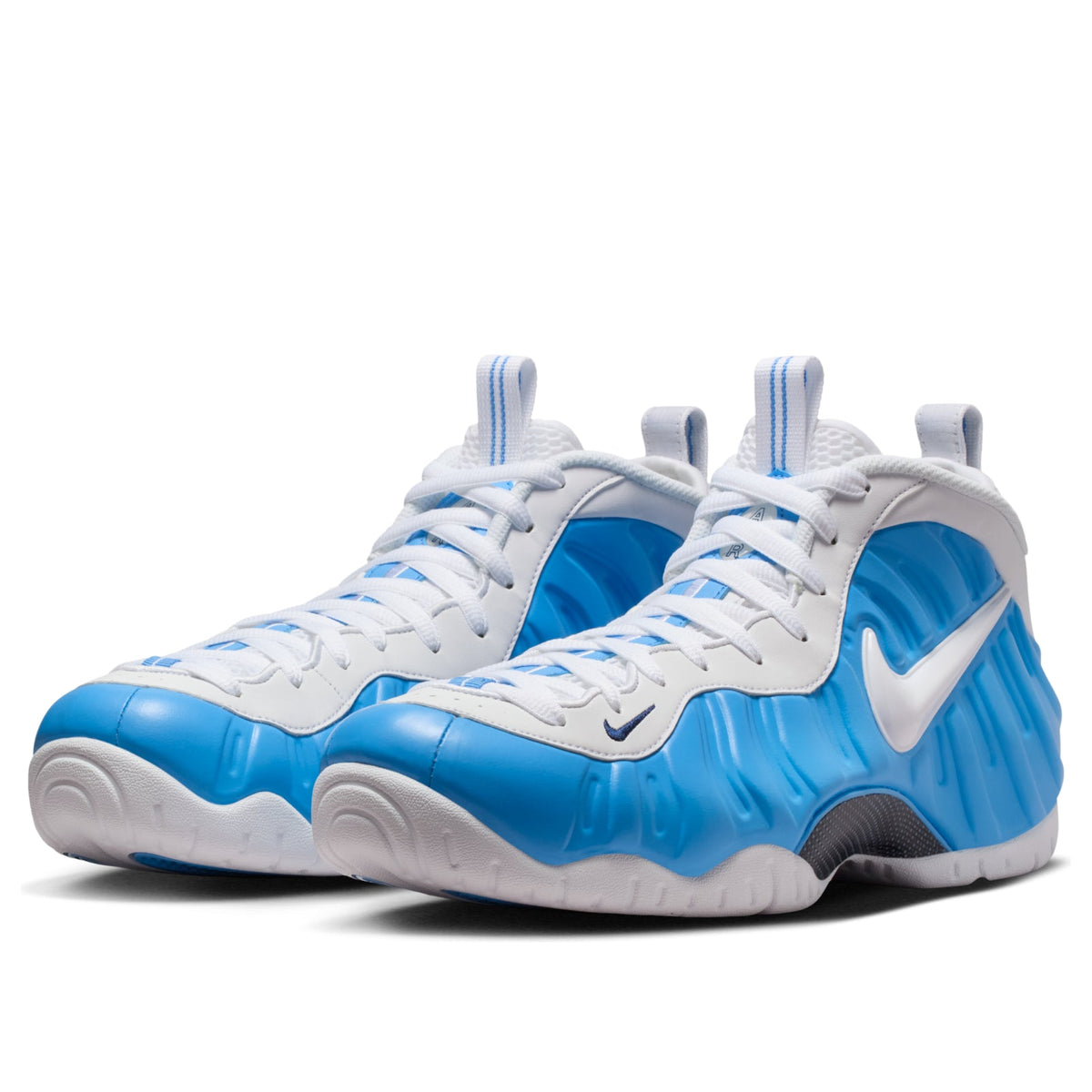 Nike Air Foamposite Pro University Blue, driekwart aanzicht paar samen toont contour en witte zool