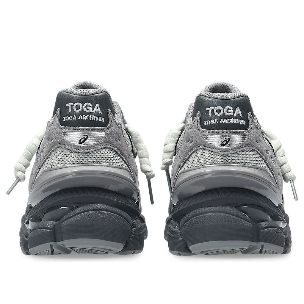ASICS Gel-Cumulus 16 TOGA Grey Black Pure Silver, achteraanzicht beide schoenen met TOGA branding en witte snoeren