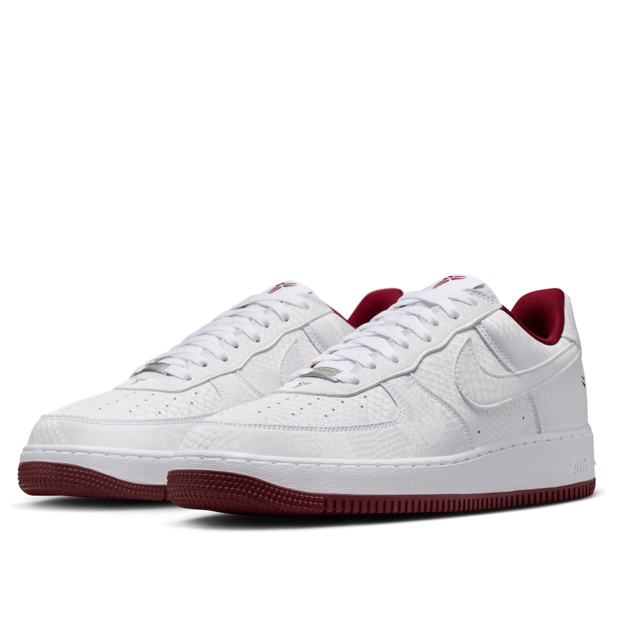 Nike Air Force 1 Low Kobe Bryant Forever Lower Merion Home, achteraanzicht van paar met bordeaux accenten op zool en hiel