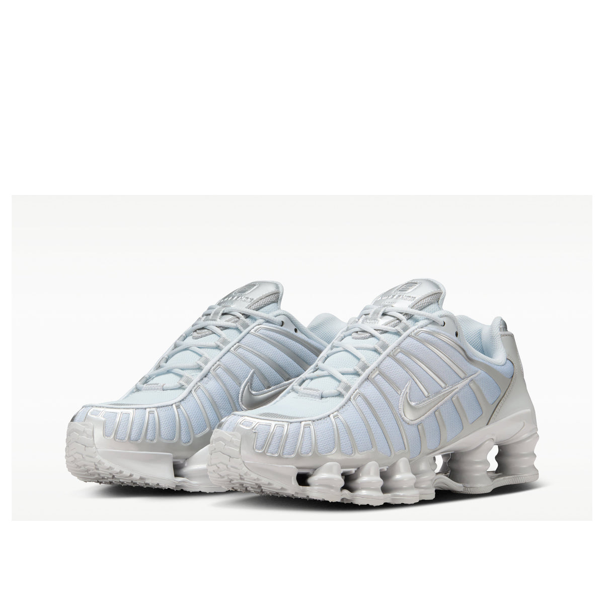 Nike Shox TL Pure Platinum Smoke Grey, driekwart aanzicht paar met volledig zichtbare Shox-technologie zool