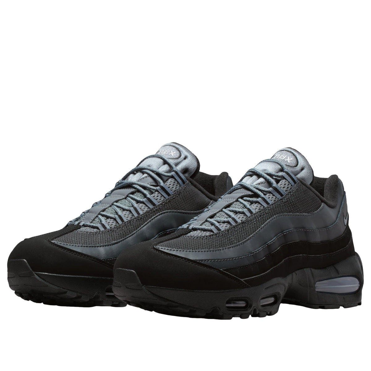 Nike Air Max 95 OG driekwart aanzicht paar samen, zwart en grijs colorway met Air bubble