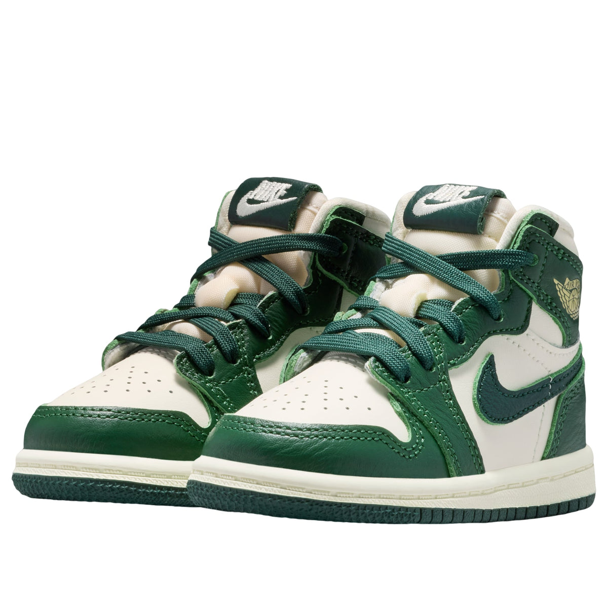 Jordan 1 Retro High OG Fir Pro Green (TD), driekwart aanzicht met groene veters en crème zool
