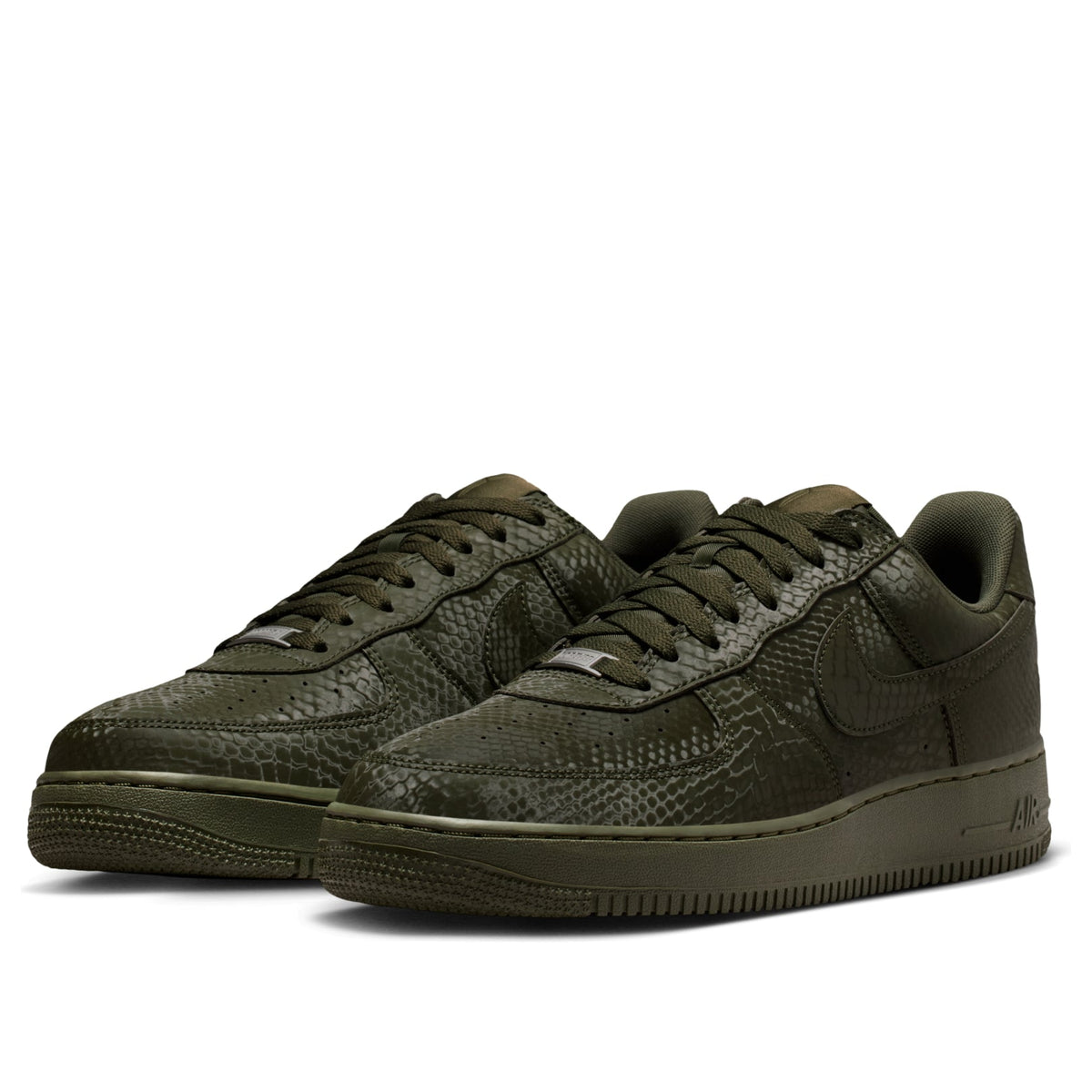Nike Air Force 1 Low Kobe Bryant Forever Cargo Khaki, driekwart aanzicht met slangenhuidpatroon op upper