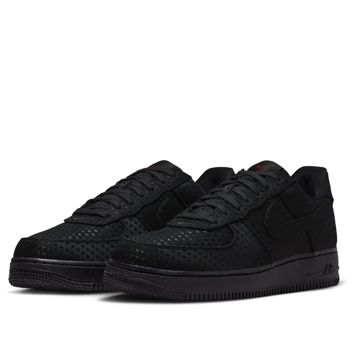Nike Air Force 1 Low Valentine's Day Black, driekwart aanzicht paar schoenen met stofstructuur en zool