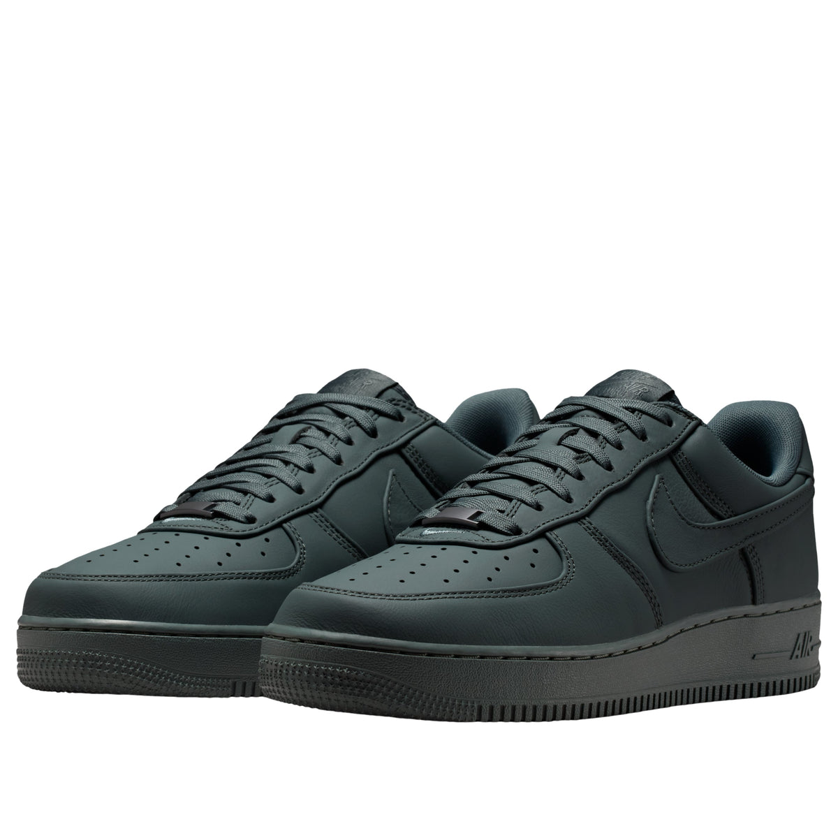 Nike Air Force 1 Low Retro Premium Bomber Grey, driekwart aanzicht van beide schoenen met karakteristieke swoosh en zool