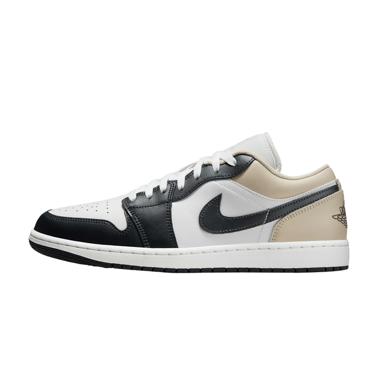 Jordan 1 Low Black Toe Rattan, zijaanzicht met zwart-wit kleurblokken, beige accenten en witte zool