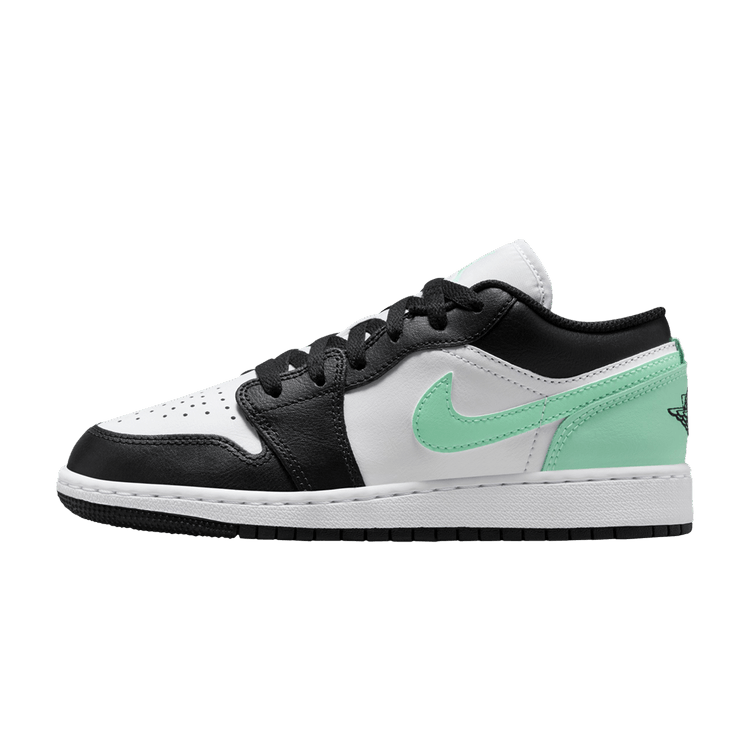 Jordan 1 Low Green Glow (GS), zijaanzicht met zwart-wit colorway en mintgroen swoosh op leren upper