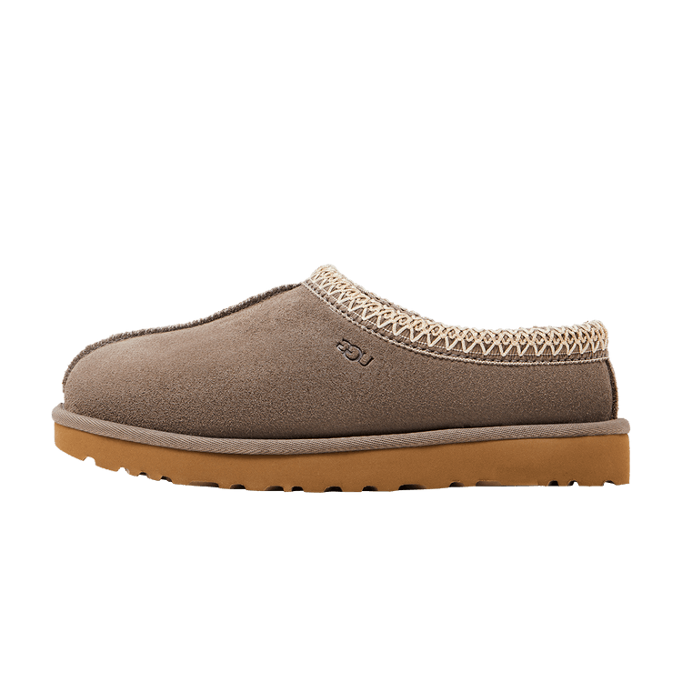 UGG Tasman Slipper Smoke Plume, zijaanzicht met grijsbruine suède, gebreide kraag en geribbelde bruine zool