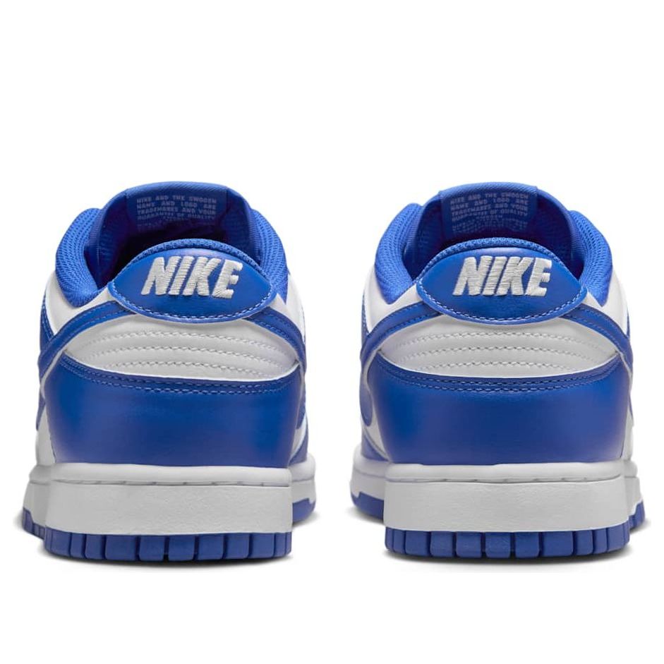 Nike Dunk Low White Hyper Royal achteraanzicht toont Nike-labels op geboogen tonglijnen