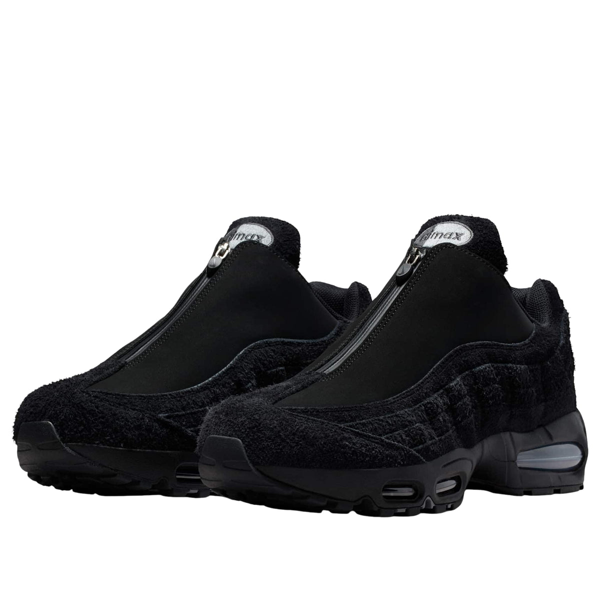 Nike Air Max 95 Zip SP Black, driekwart aanzicht van paar met ritssluiting en fluwelen materiaal