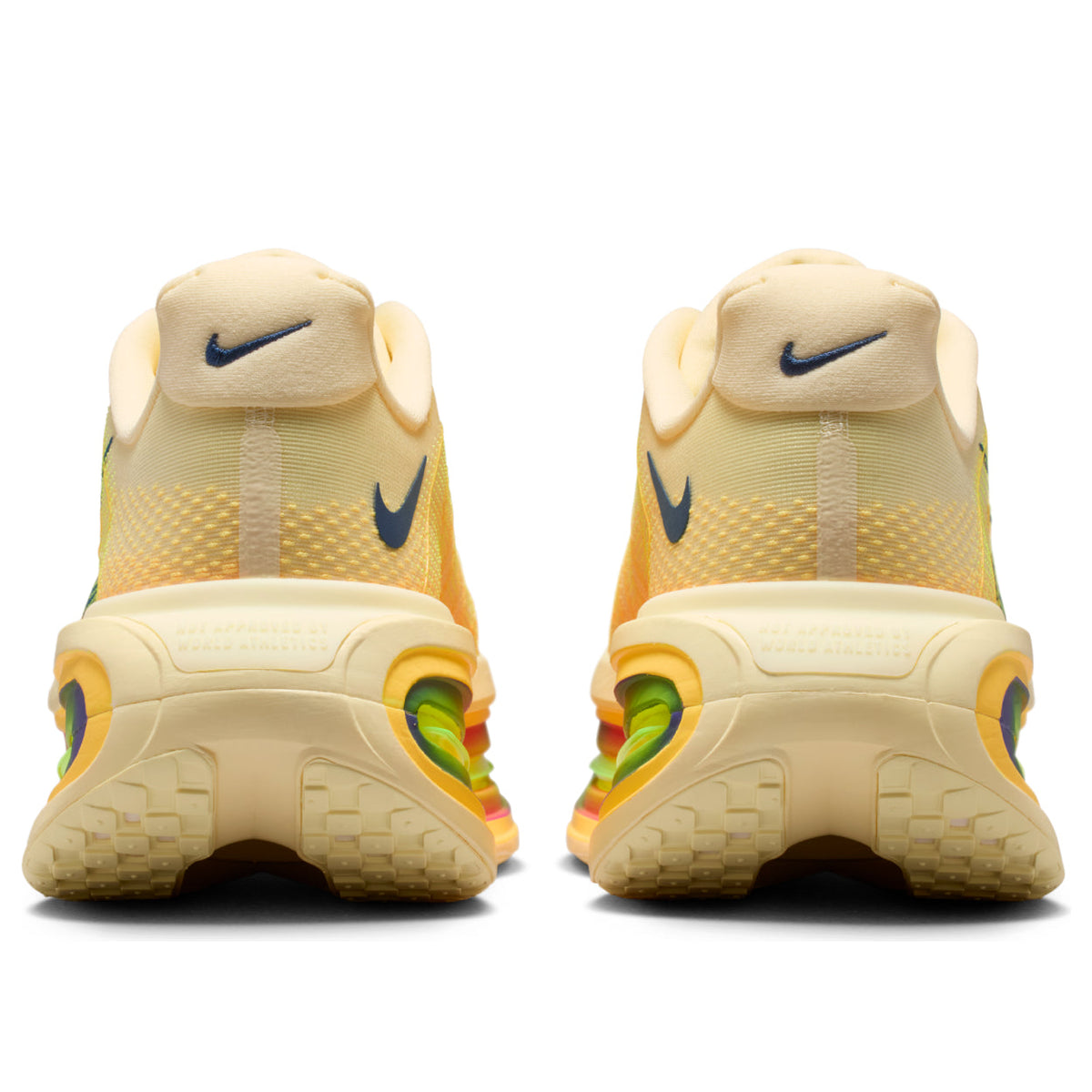 Nike Vomero Premium Alabaster, achteraanzicht met donkerblauwe Nike-logo's en regenboogzool