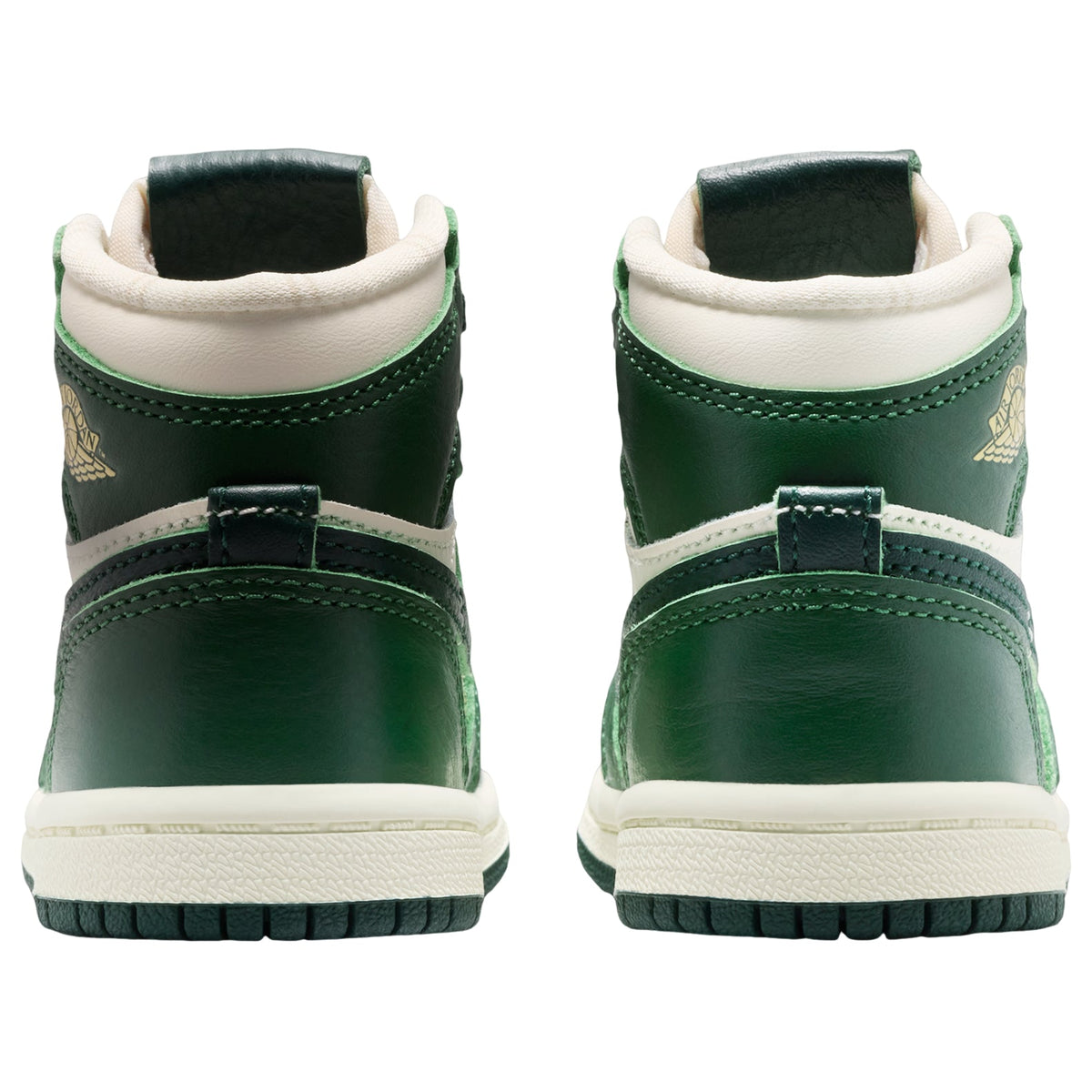 Jordan 1 Retro High OG Fir Pro Green (TD), achteraanzicht met gestikt Jumpman-logo op hiel en crème voering