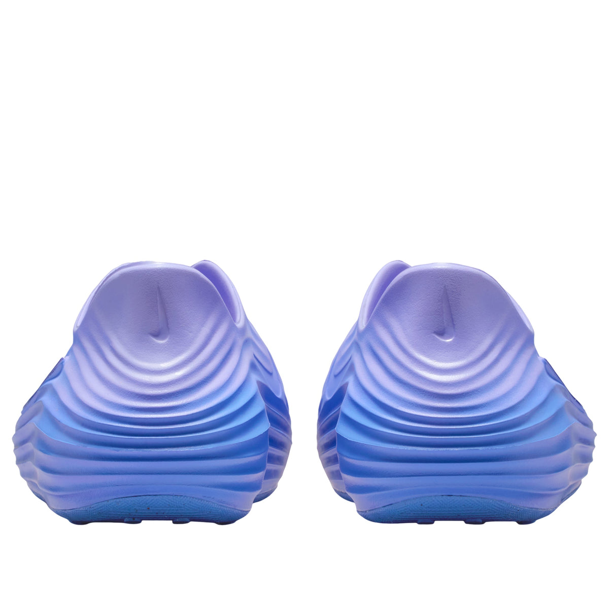 Nike ReactX Rejuven8 Sapphire achteraanzicht paar samen met golvend ribbelmotief en kleurgradiënt naar blauw