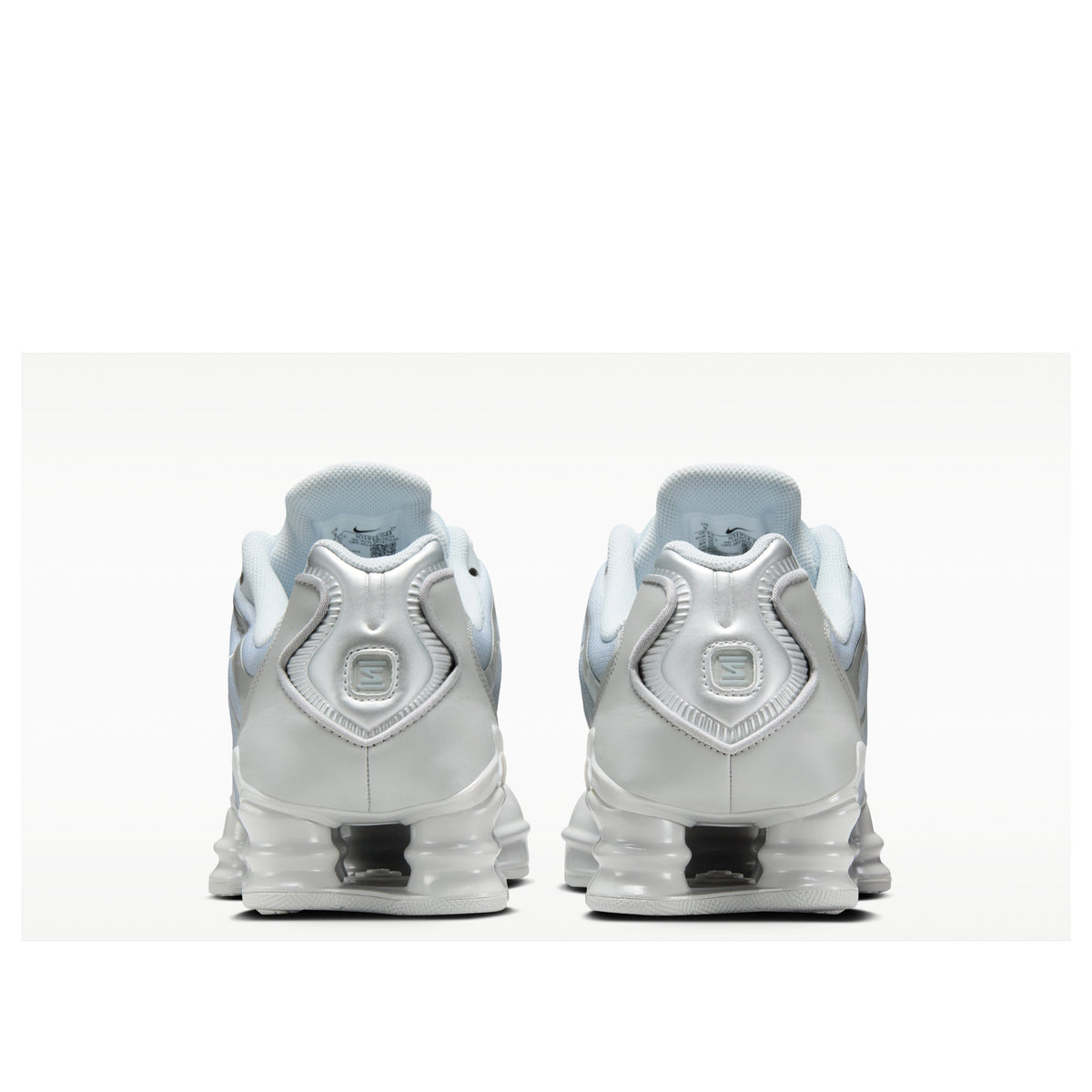 Nike Shox TL Pure Platinum Smoke Grey, achteraanzicht met zwart accentblok op witte Shox-zuilen