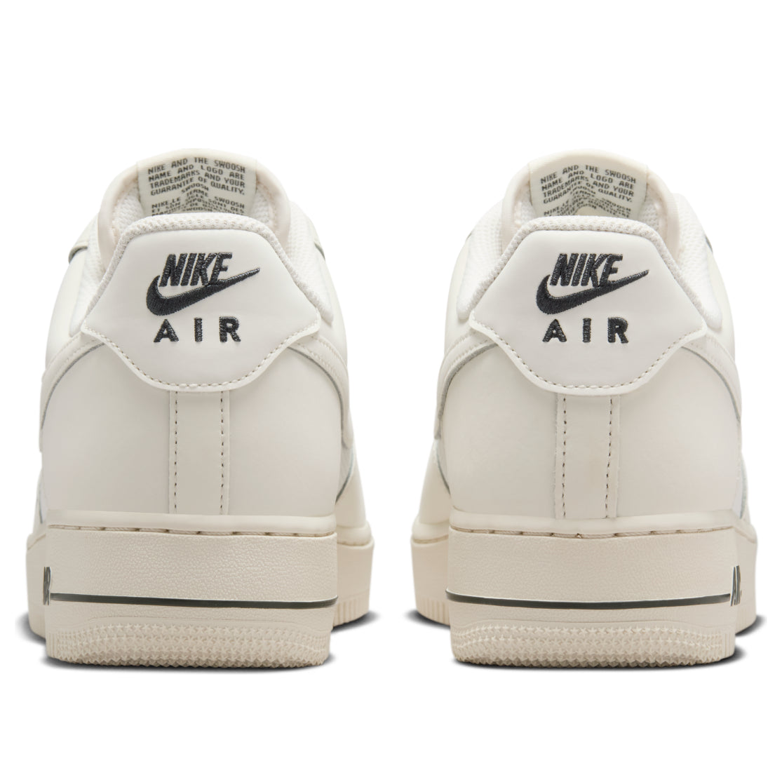 Nike Air Force 1 Low '07 LV8 Phantom, achteraanzicht beide schoenen met NIKE AIR tekst en zwarte zooldetails