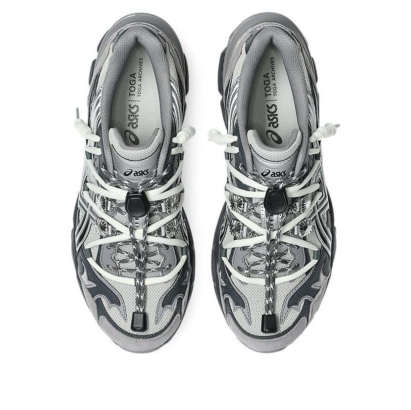 ASICS Gel-Cumulus 16 TOGA Grey Black Pure Silver, bovenaanzicht beide schoenen met TOGA ARCHIVES branding en vetersluiting