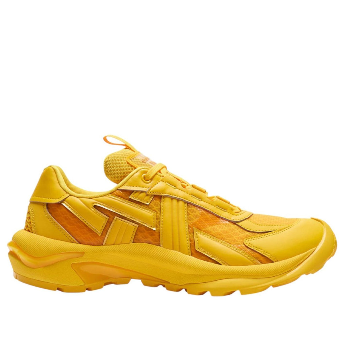 Onitsuka Tiger Tigtrail Yellow, driekwart aanzicht van rechts met oranje en gele kleurblokken