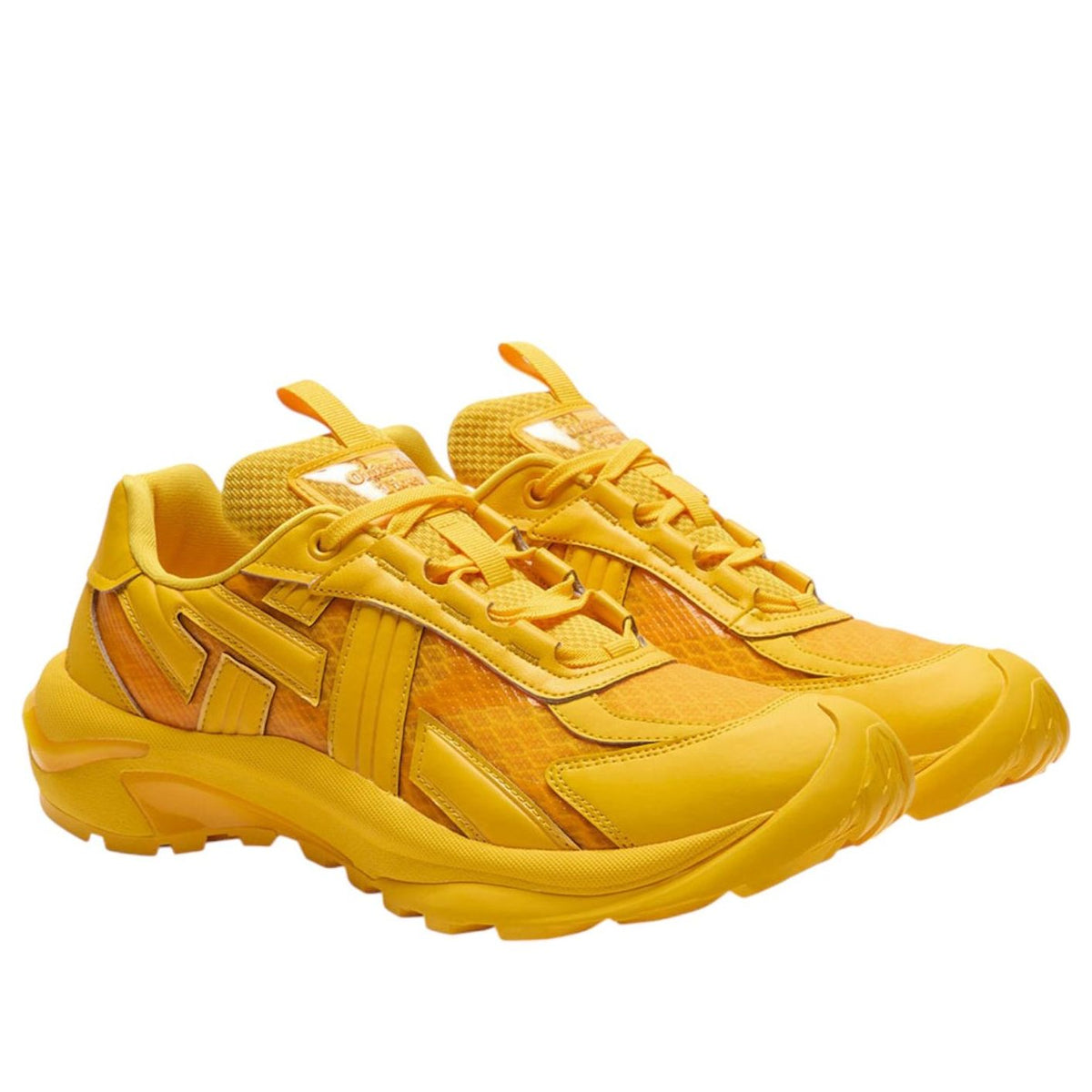 Onitsuka Tiger Tigtrail Yellow, paar samen in driekwart aanzicht met structuurdetails op upper