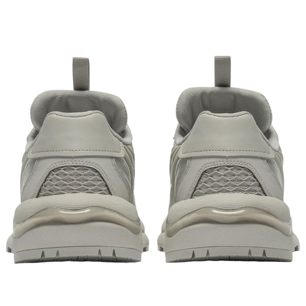 Onitsuka Tiger Tigtrail Oyster Grey, achteraanzicht met hielgreep en structuurdetails zichtbaar