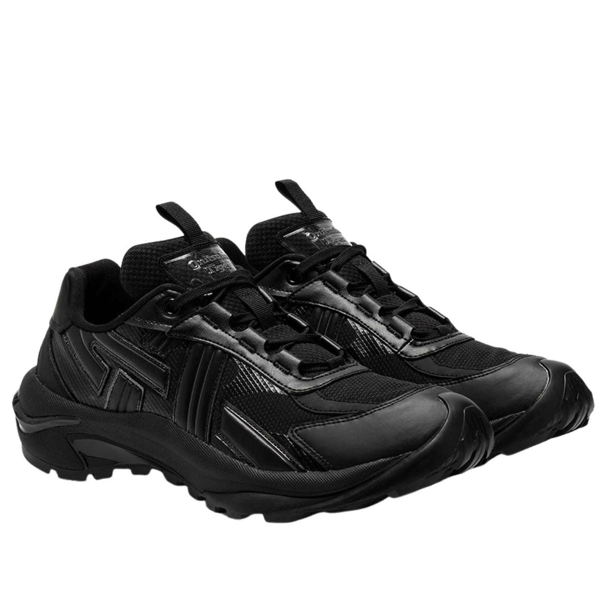 Onitsuka Tiger Tigtrail Black, driekwart aanzicht van paar schoenen met uitstekende neus en chunky profiel