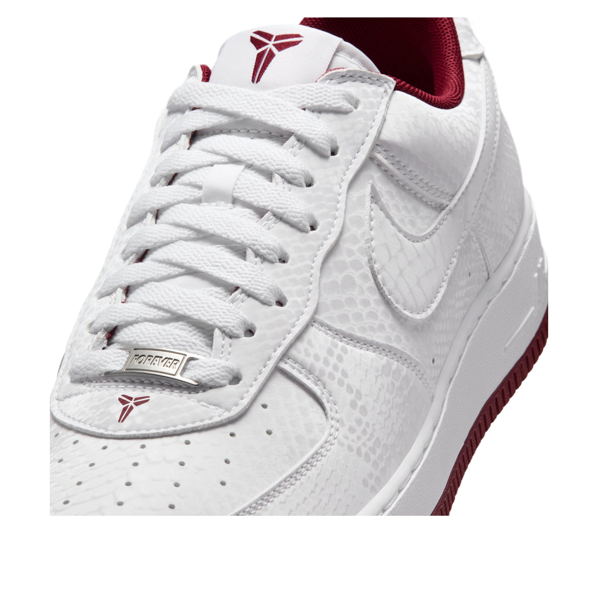Nike Air Force 1 Low Kobe Bryant Forever Lower Merion Home, detailfoto vooraanzicht met textuur, veters en Kobe-logo op tong