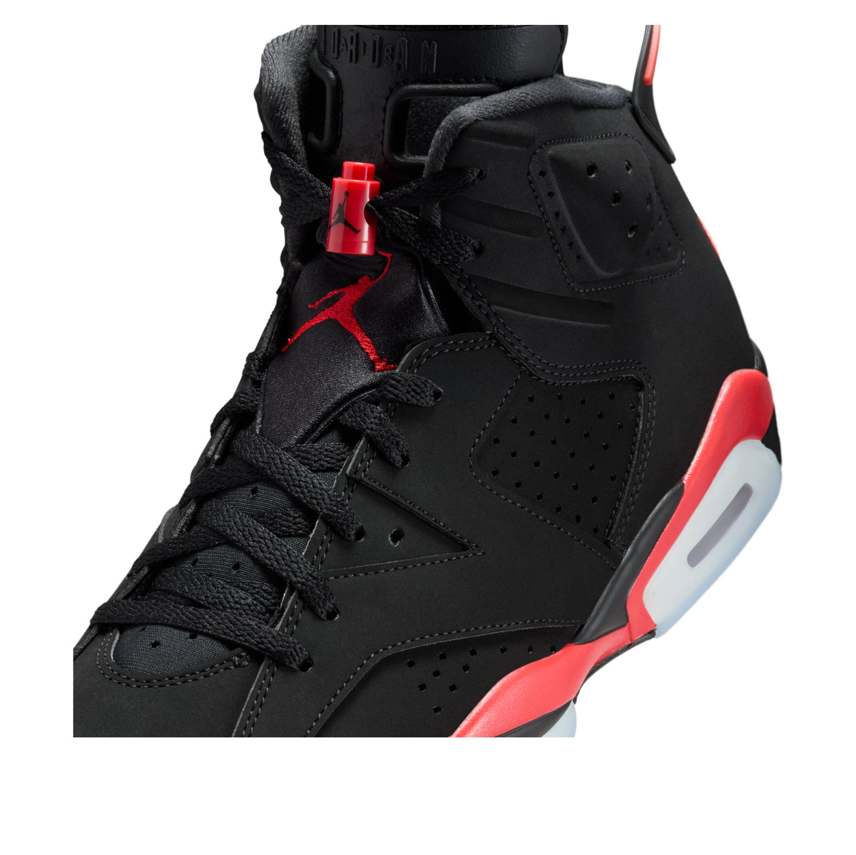 Jordan 6 Retro Reverse Infrared detailfoto van vetersluiting met rode tab en perforaties