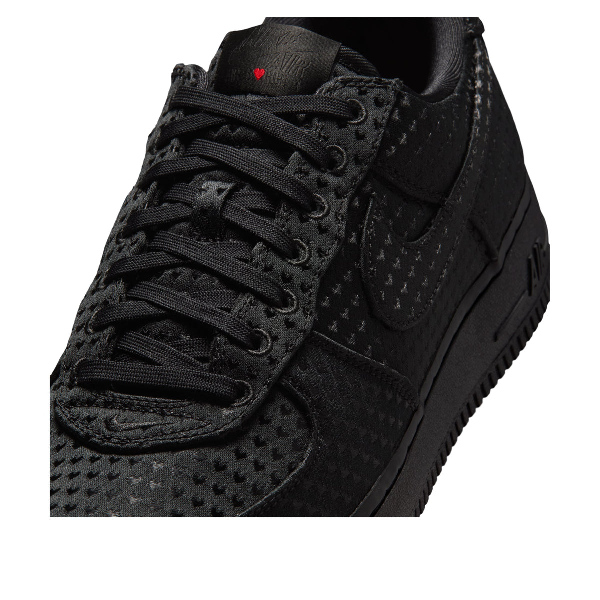 Nike Air Force 1 Low Valentine's Day Black, detailfoto vooraanzicht met vetersluiting en rood hartje op tongue