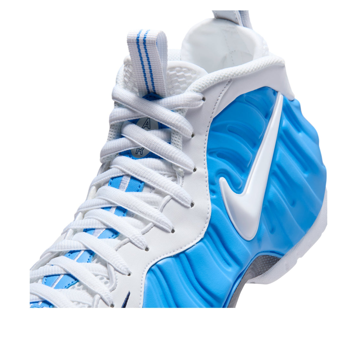 Nike Air Foamposite Pro University Blue, detailfoto vooraanzicht met witte veters en Swoosh-logo