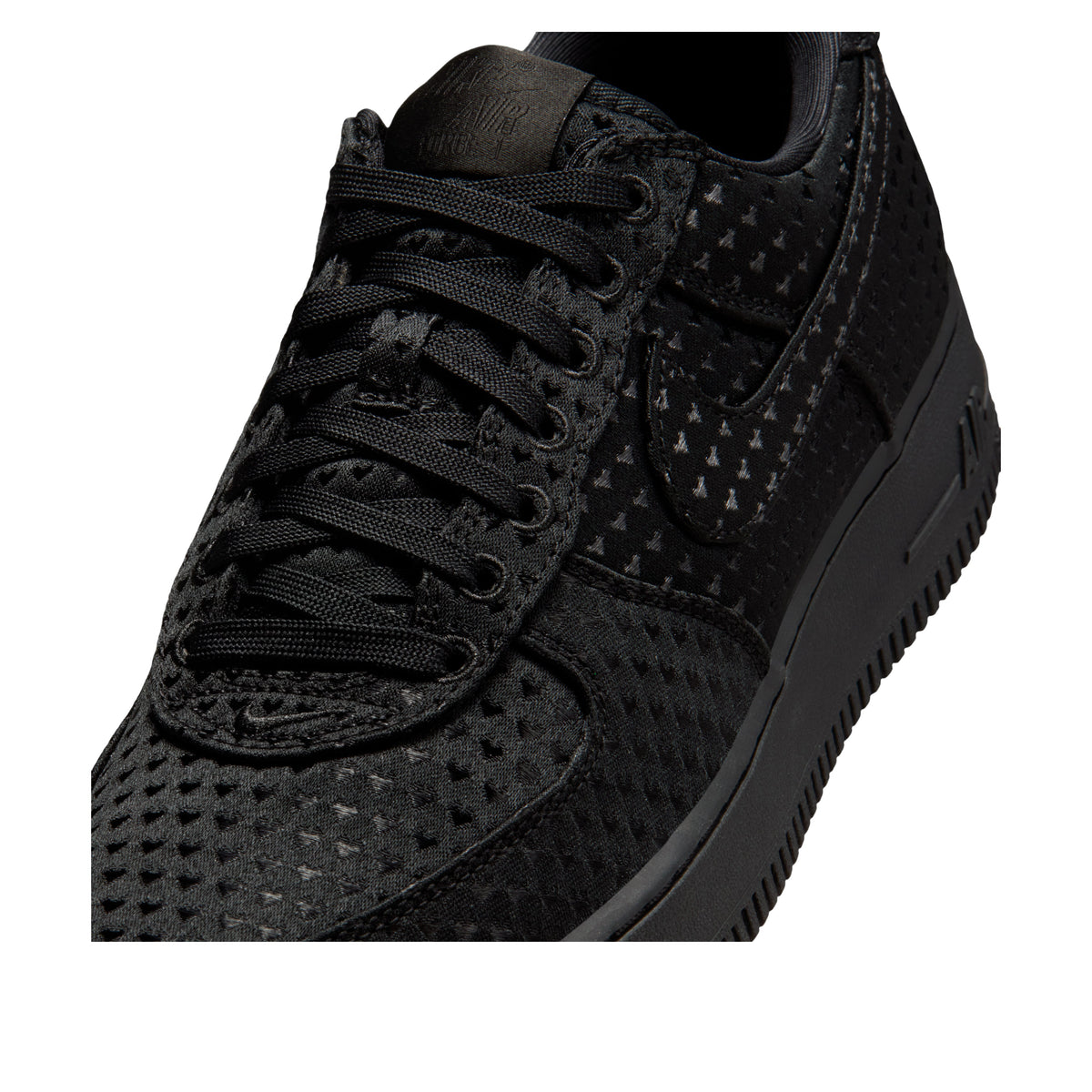 Nike Air Force 1 Low Valentine's Day Triple Black, detailfoto voorkant met vetersluiting en gestippeld suède