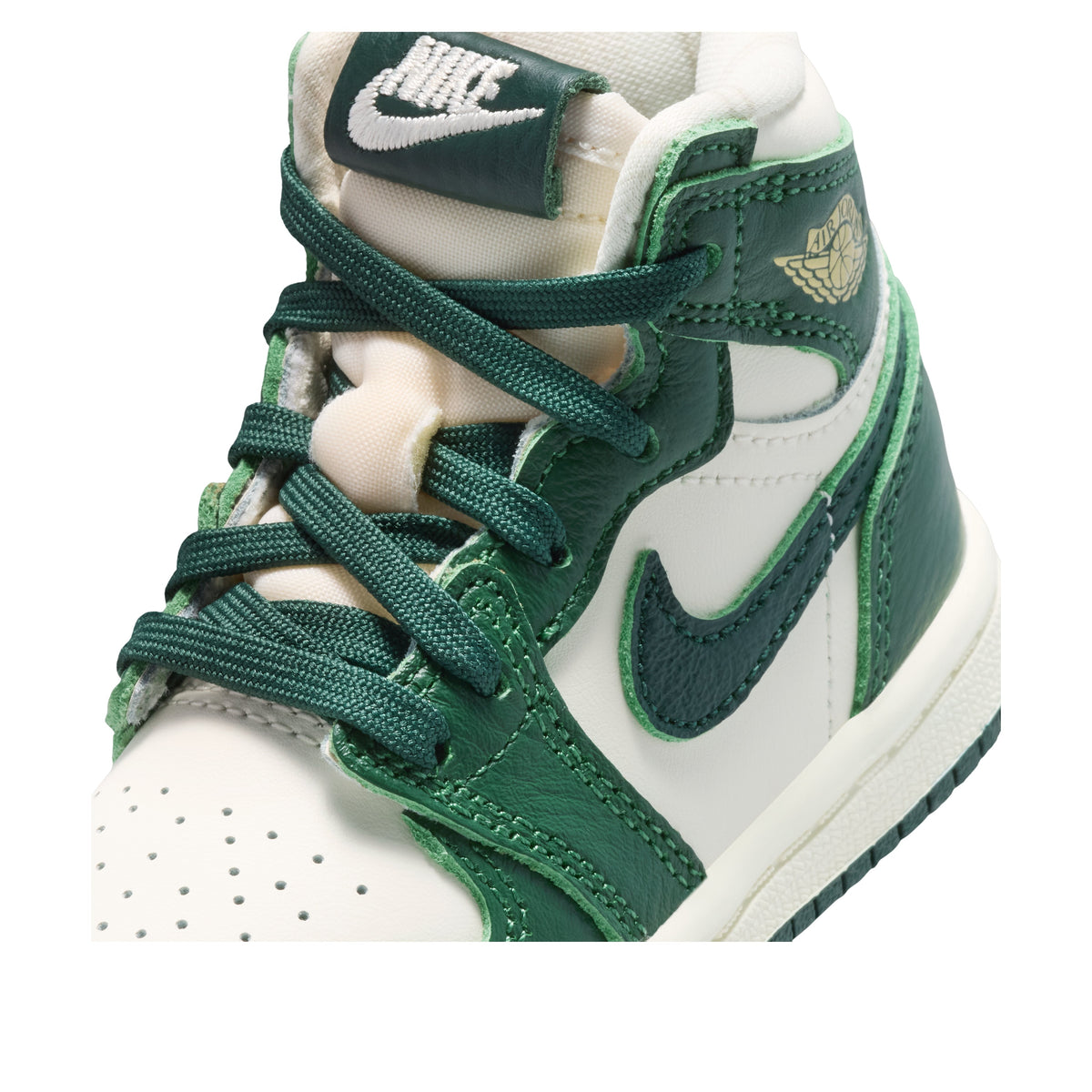 Jordan 1 Retro High OG Fir Pro Green (TD), detailfoto voorkant met logo op tong en gestikt patroon