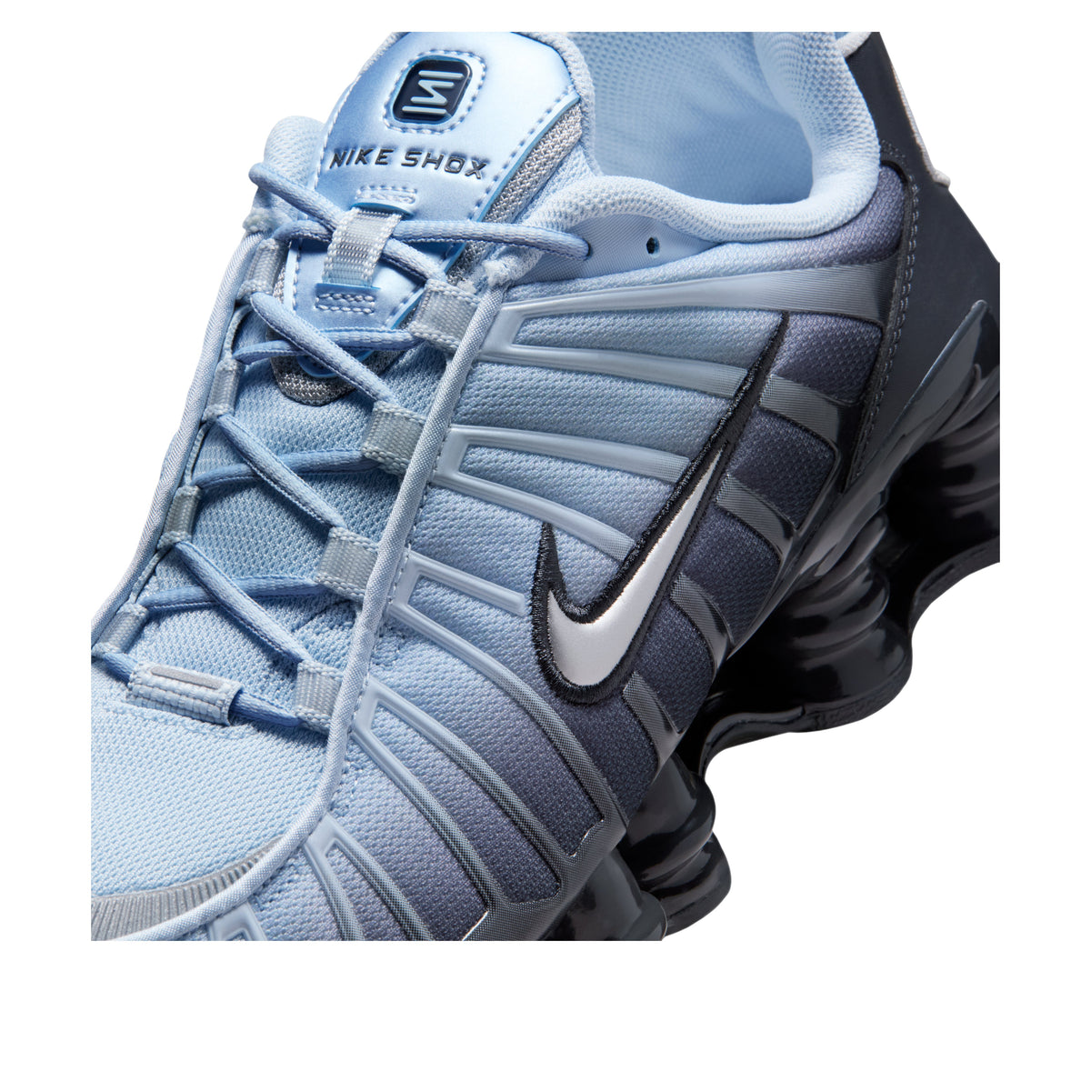 Nike Shox TL Light Armory Blue, detailfoto vooraanzicht met verticale stiksels, vetersluiting en Swoosh-logo
