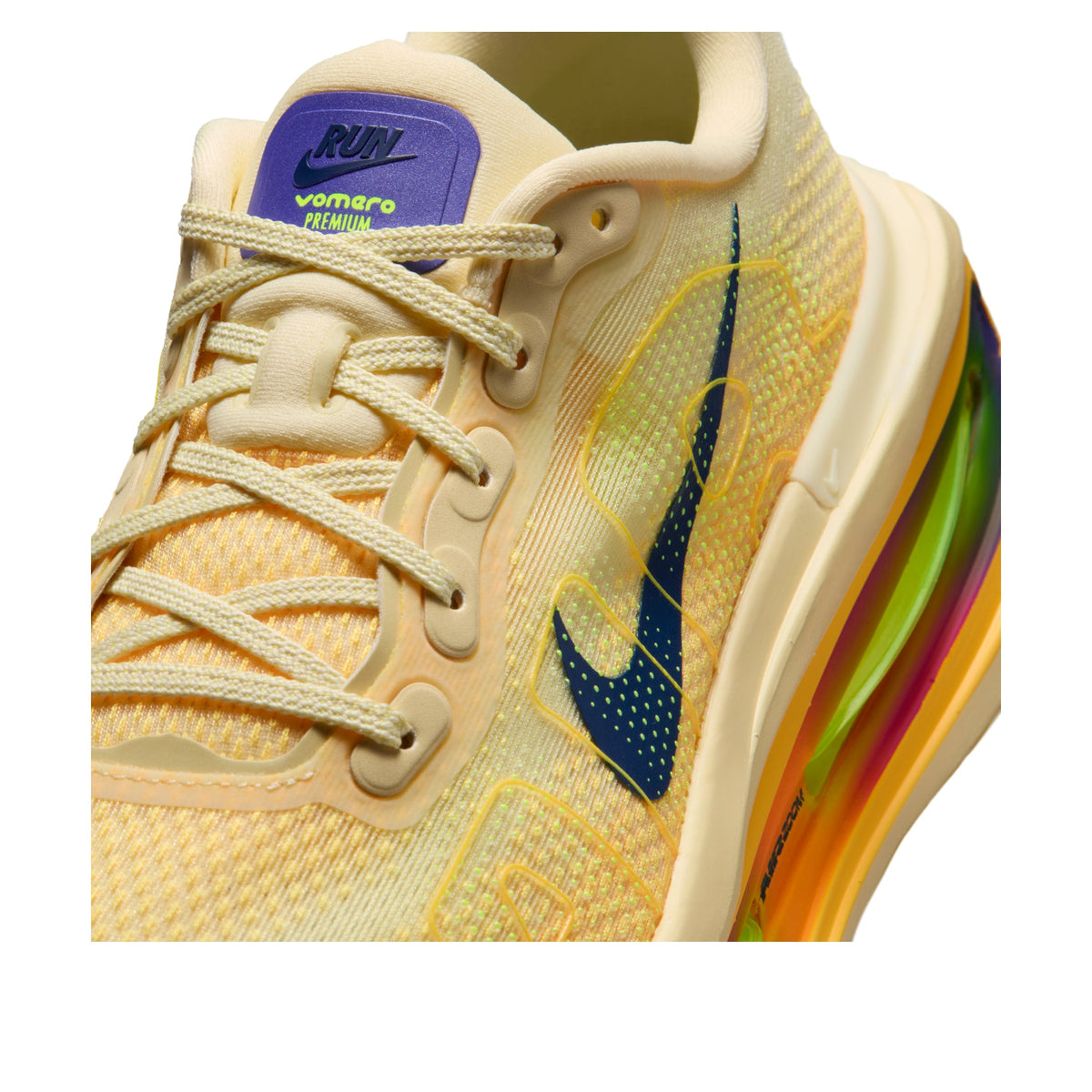 Nike Vomero Premium Alabaster, detailfoto vooraanzicht met textielweave en donkerblauwe swoosh
