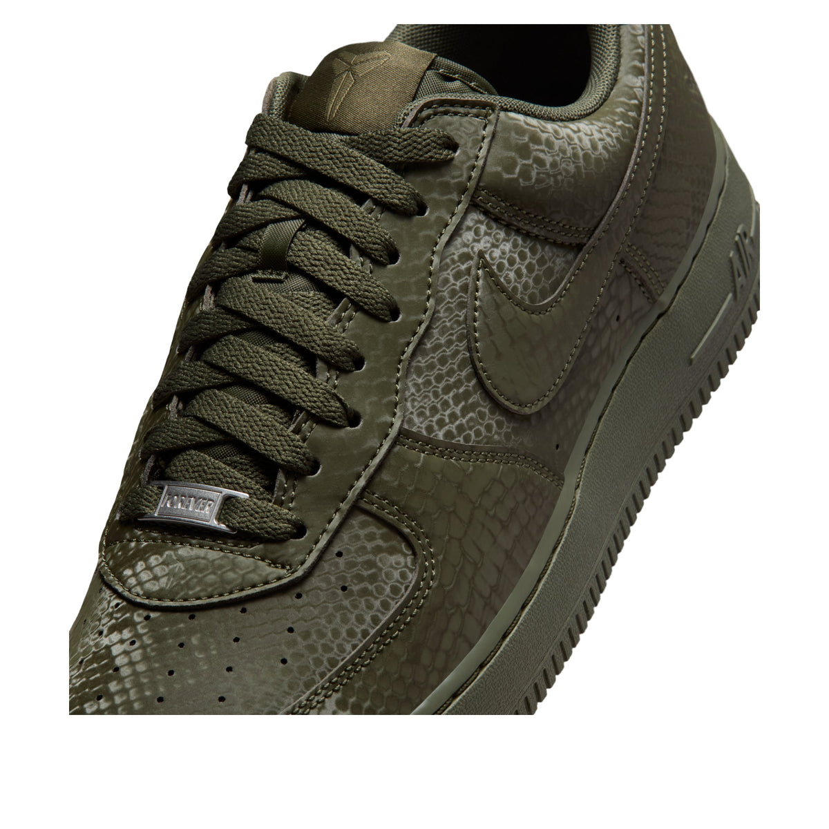 Nike Air Force 1 Low Kobe Bryant Forever Cargo Khaki, detailfoto vooraanzicht met textuur en vetersluiting