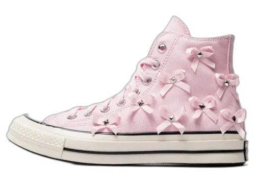 Converse Chuck 70 Hi Bow Studded Pink Frosting, zijaanzicht met roze canvas, studs en strikjes op de schacht, witte zool