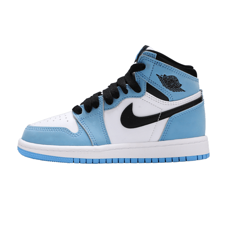 Jordan 1 Retro High OG University Blue (PS) zijaanzicht met blauwe en witte panelen, zwart Swoosh logo en zool