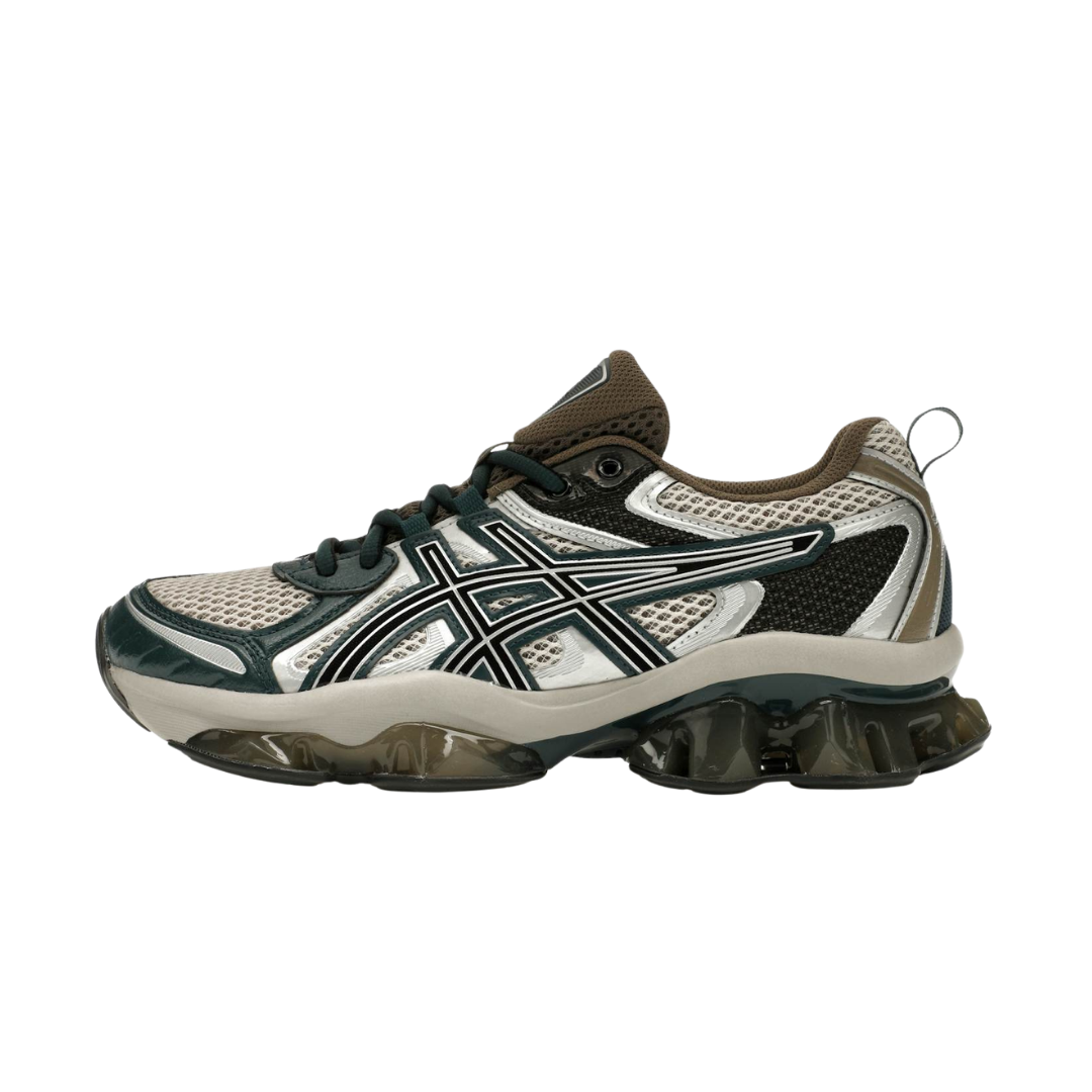 ASICS Gel-Quantum Kinetic Oatmeal Dark Taupe, zijaanzicht met mesh bovenkant, zwarte stripe en chunky zool