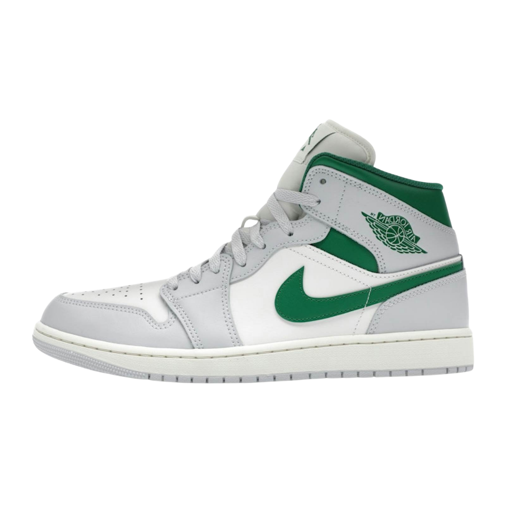 Air Jordan 1 Mid White Mystic Green, zijaanzicht met wit en groen leerlook, Nike Swoosh logo