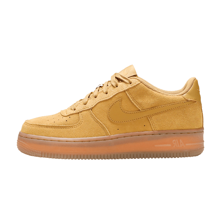 Nike Air Force 1 Low Wheat (2019) (GS), zijaanzicht in wheat suède met gumkleurige zool, logo's geperforeerd