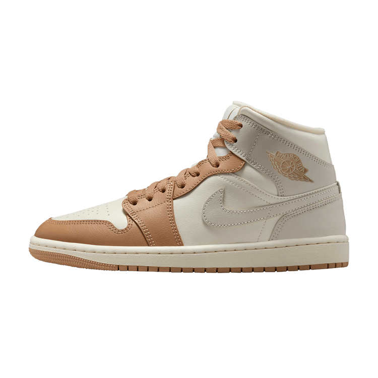 Jordan 1 Mid Tan Toe, zijaanzicht, tweekleurig leder in beige en cognacbruin met iconic Swoosh logo