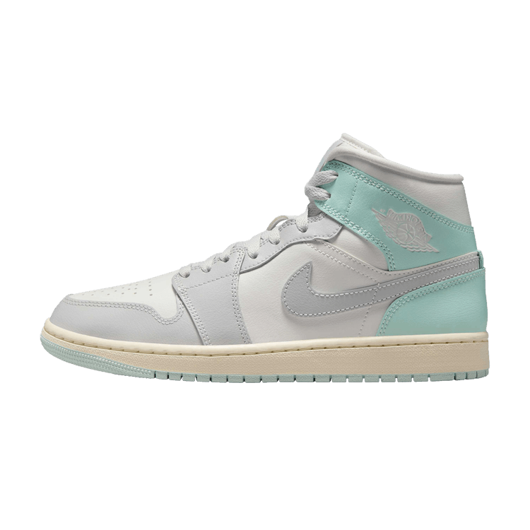 Jordan 1 Mid Football Grey Igloo zijaanzicht, wit en ijsblauw leer met beige zool, Nike Swoosh logo
