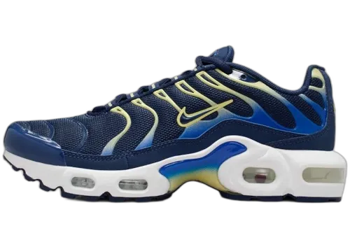 Nike Air Max Plus Midnight Navy Soft Yellow (GS), zijaanzicht met marineblauw mesh, gele accenten en witte zool