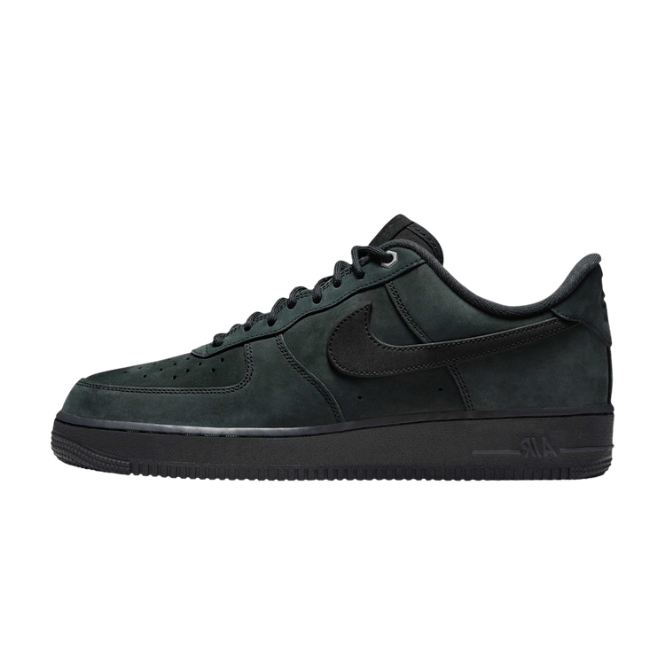 Nike Air Force 1 Low '07 WB Triple Black Nubuck, zijaanzicht met volledige zwarte nubuck upper, swoosh en Air-zool