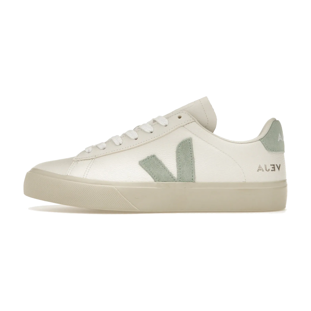 Veja Campo Low Chromefree Leather White Matcha zijaanzicht, wit leer met matcha-groene suède V-logo, roomkleurige zool