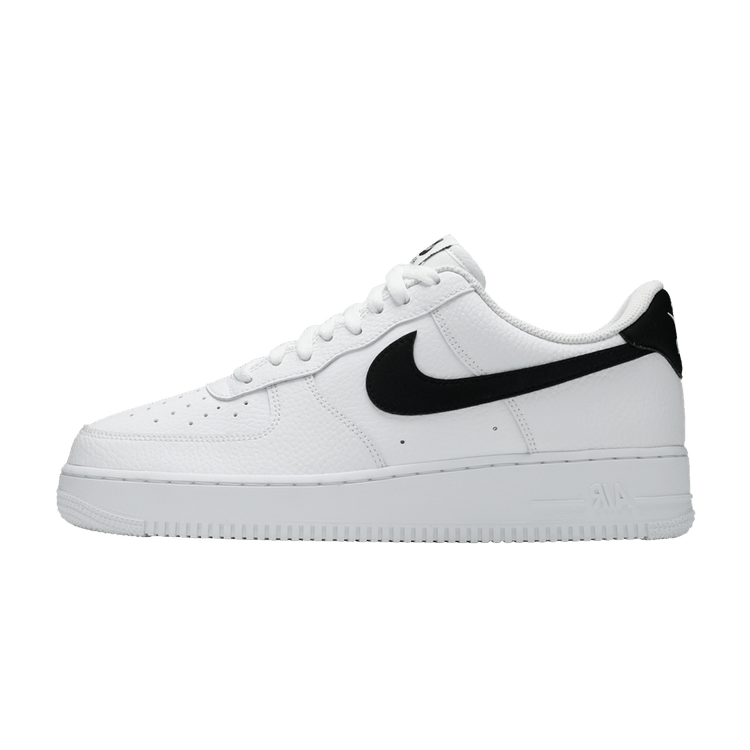 Nike Air Force 1 Low '07 zijaanzicht, wit leer met zwart swoosh logo en geribbelde zool