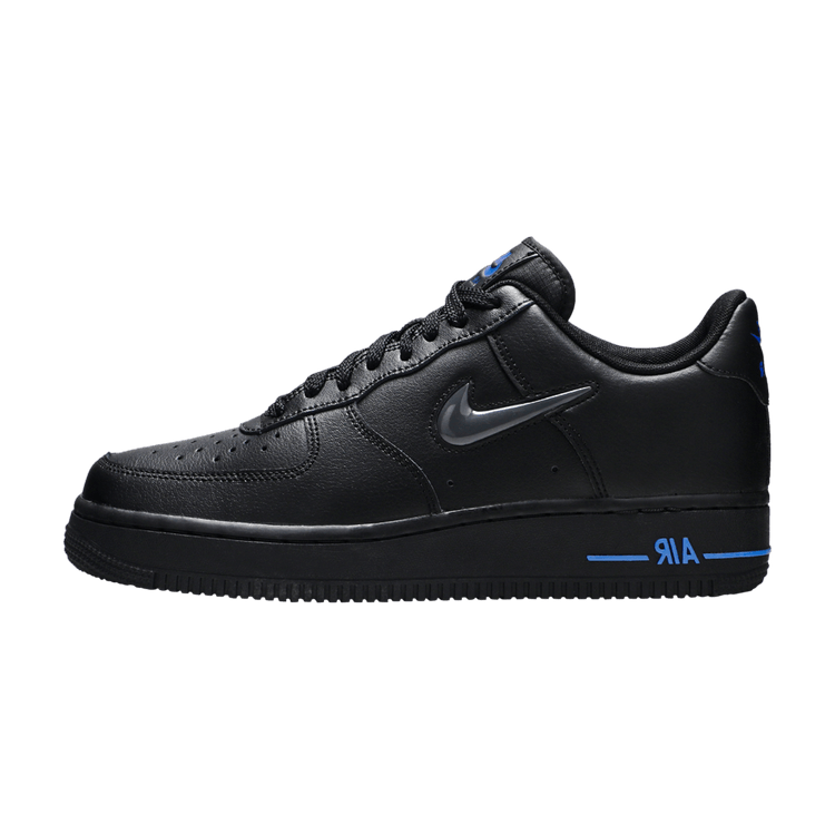 Nike Air Force 1 Low Jewel Black Grey Royal, zijaanzicht met zwart leer, Nike Swoosh en blauwe 'AIa'-tekst op de zool