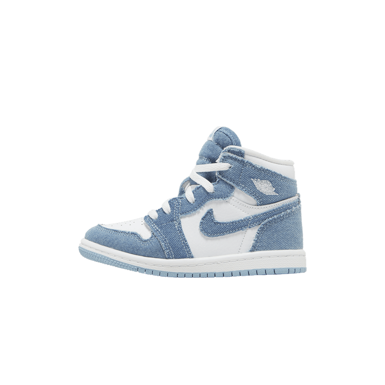 Jordan 1 Retro High OG Denim (TD), zijaanzicht met blauw denim en wit lederen panelen, wit logo