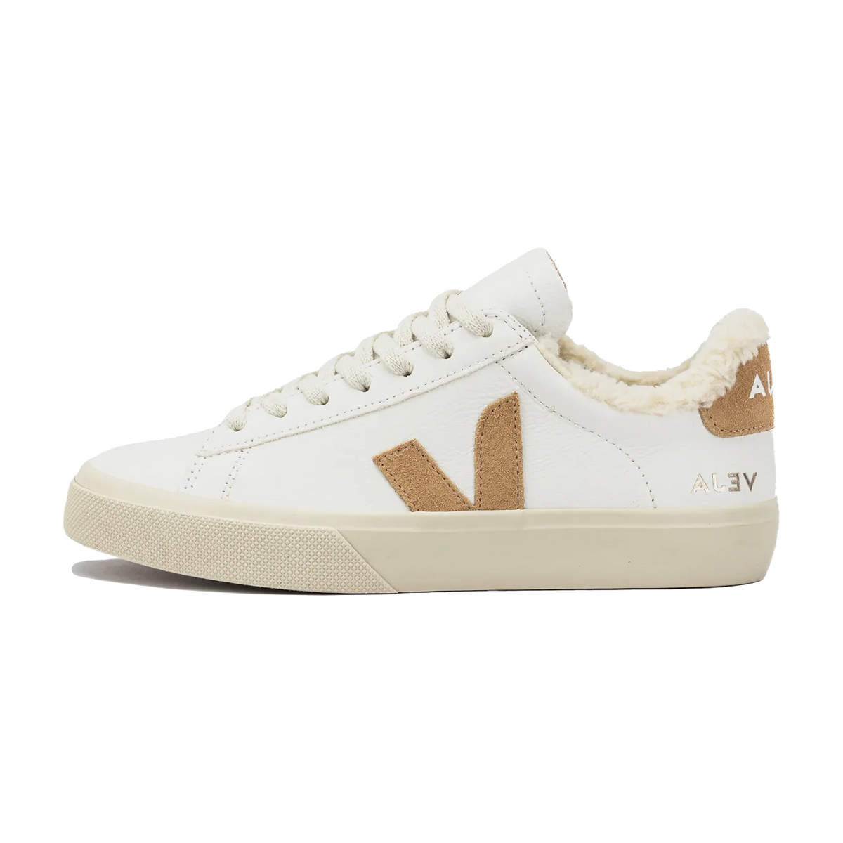 Veja Campo Winter Low Chromefree White Desert, zijaanzicht met wit leer, beige suède V-logo en wollen voering