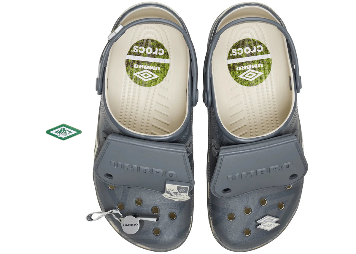 Crocs Classic Clog Umbro Bone Slate Grey, bovenaanzicht paar samen met grijze sluiting en ventilatieopeningen